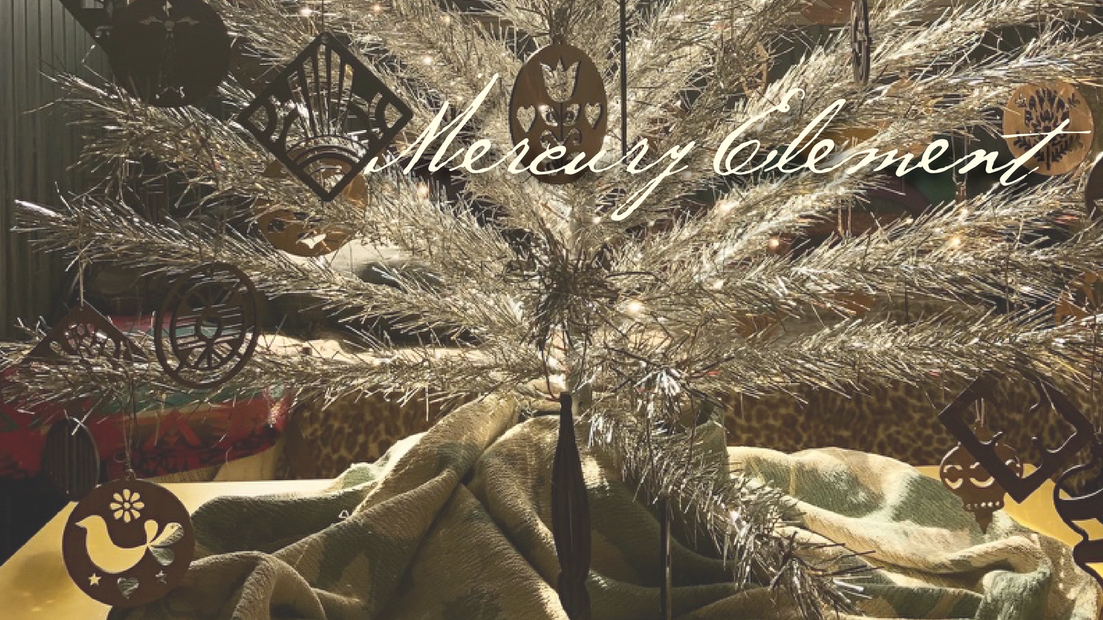 Our antique christmas tree covered with beautiful hardwood ornaments in walnut and maple.  Arts and Crafts  style, Art Deco style, Flolkloric style, Holly Jolly vintage silhouette and Atomic style mid-century modern styled ornaments.